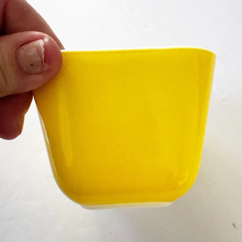 PYREX Bright Yellow 501 B 1 1/2 Cup Refrigerator Dish with Glass Lid Vintage